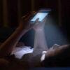 Почему нельзя смотреть в телефон перед сном?